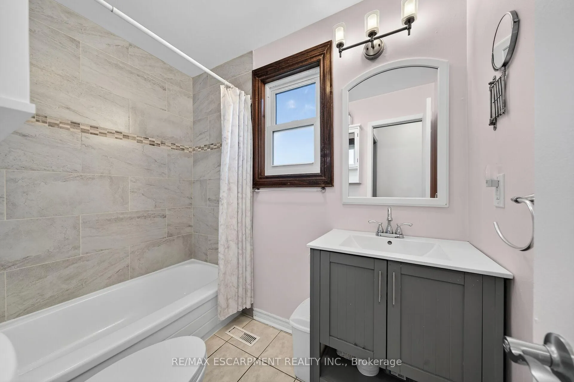 Photo 27 of 211 Birchcliffe Crescent, Hamilton, Berrisfield — HOMEH