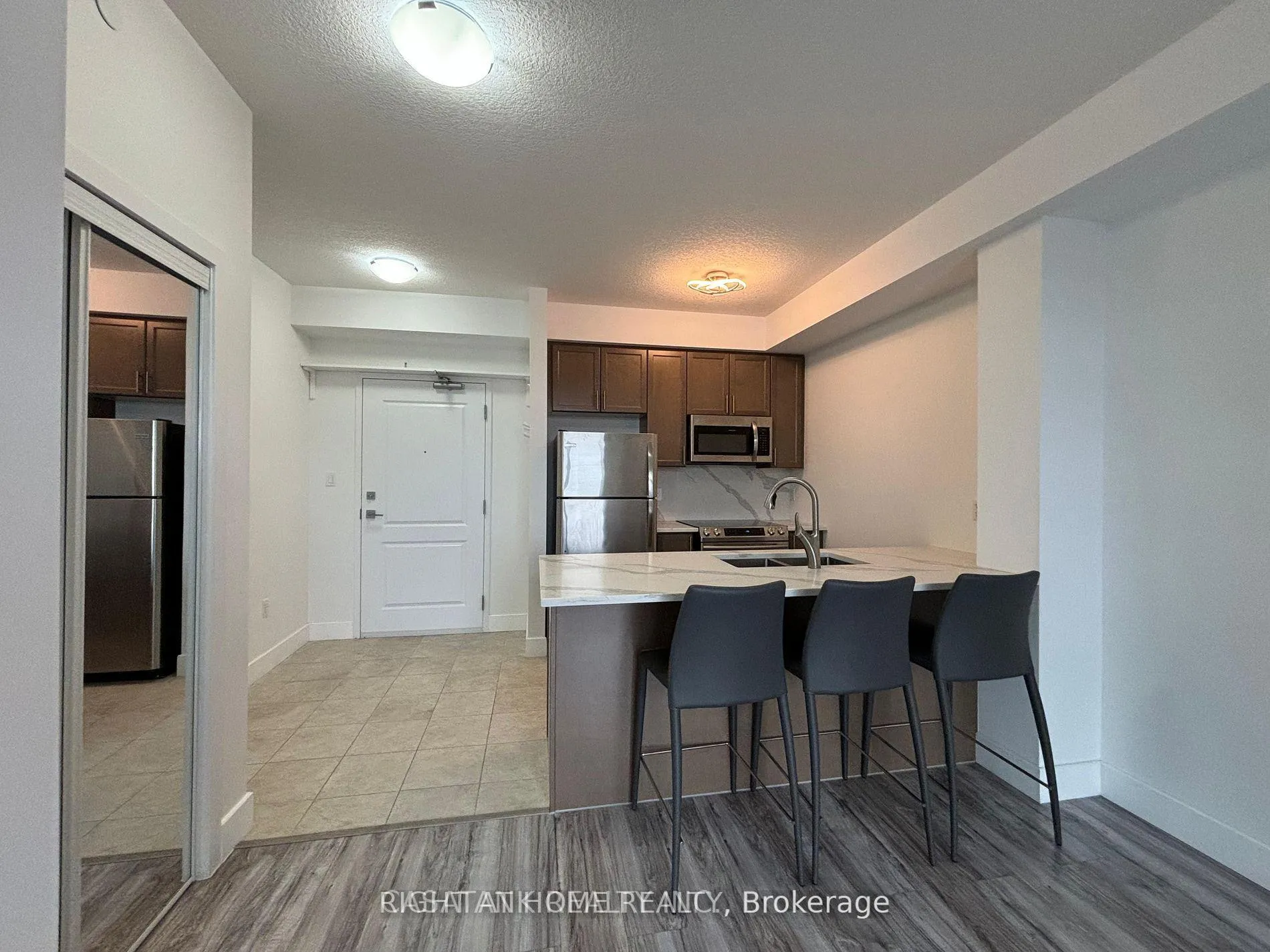 Photo 3 of Unit 414, 101 Shoreview Place, Hamilton, Lakeshore — HOMEH