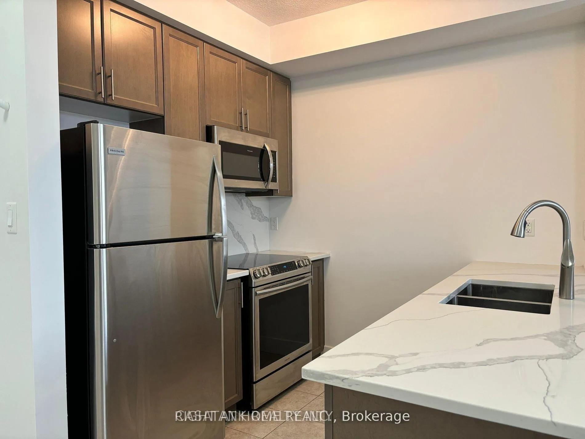 Photo 5 of Unit 414, 101 Shoreview Place, Hamilton, Lakeshore — HOMEH