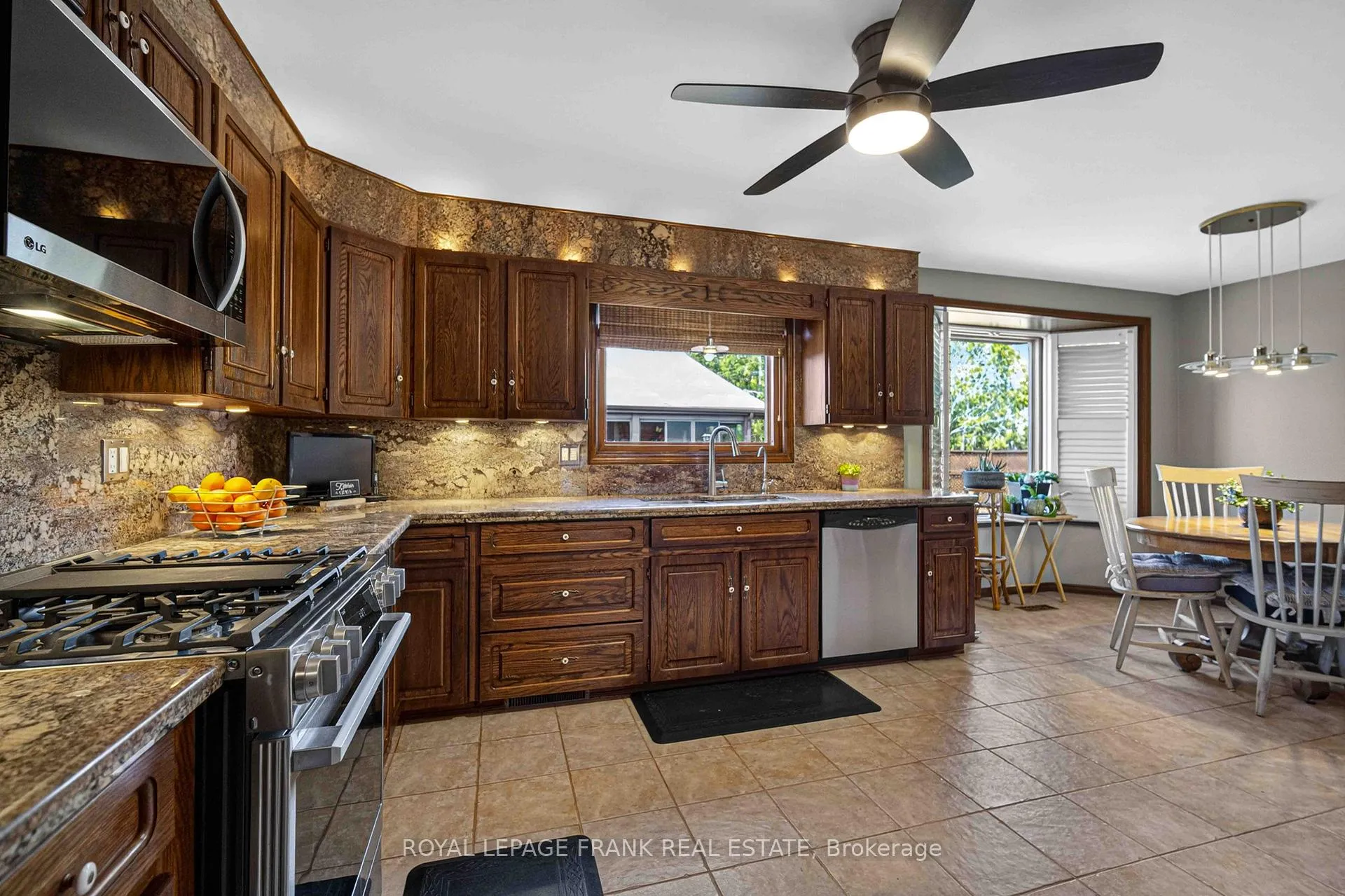 Photo 11 of 832 Parkhill Road W, Peterborough, Monaghan Ward 2 — HOMEH