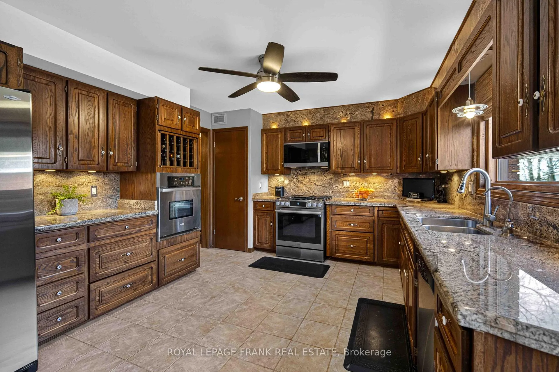 Photo 12 of 832 Parkhill Road W, Peterborough, Monaghan Ward 2 — HOMEH