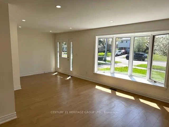 Photo 3 of Unit Main Floor, 8 Devins Drive, Aurora, Aurora Heights — HOMEH