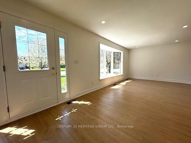 Photo 5 of Unit Main Floor, 8 Devins Drive, Aurora, Aurora Heights — HOMEH