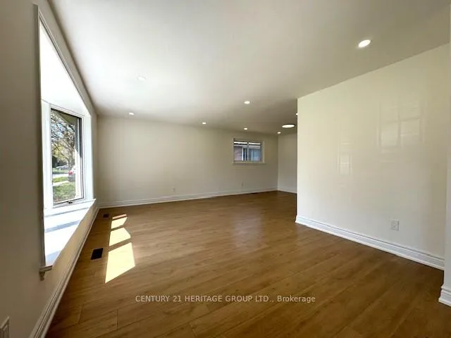 Photo 6 of Unit Main Floor, 8 Devins Drive, Aurora, Aurora Heights — HOMEH