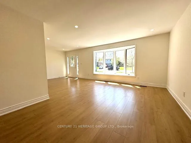 Photo 8 of Unit Main Floor, 8 Devins Drive, Aurora, Aurora Heights — HOMEH
