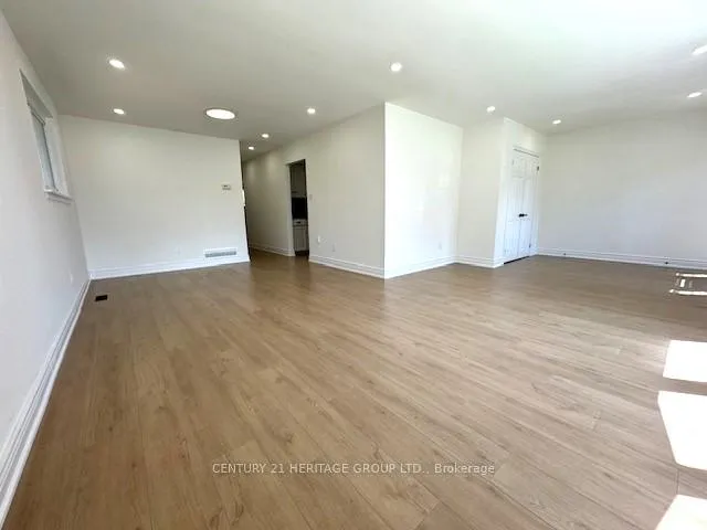 Photo 9 of Unit Main Floor, 8 Devins Drive, Aurora, Aurora Heights — HOMEH