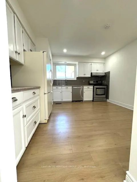 Photo 10 of Unit Main Floor, 8 Devins Drive, Aurora, Aurora Heights — HOMEH