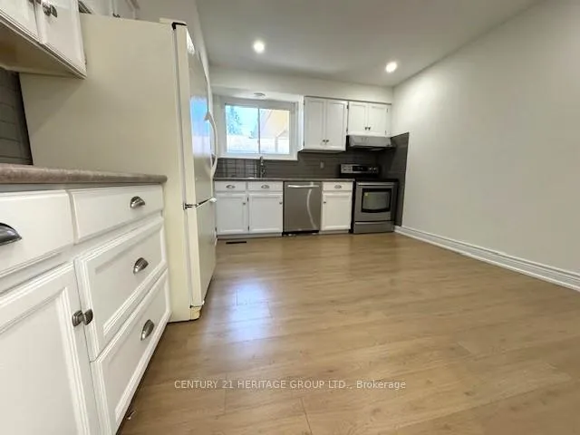 Photo 11 of Unit Main Floor, 8 Devins Drive, Aurora, Aurora Heights — HOMEH