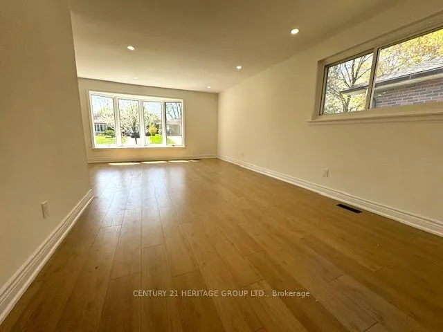 Photo 12 of Unit Main Floor, 8 Devins Drive, Aurora, Aurora Heights — HOMEH