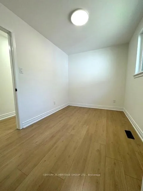 Photo 14 of Unit Main Floor, 8 Devins Drive, Aurora, Aurora Heights — HOMEH