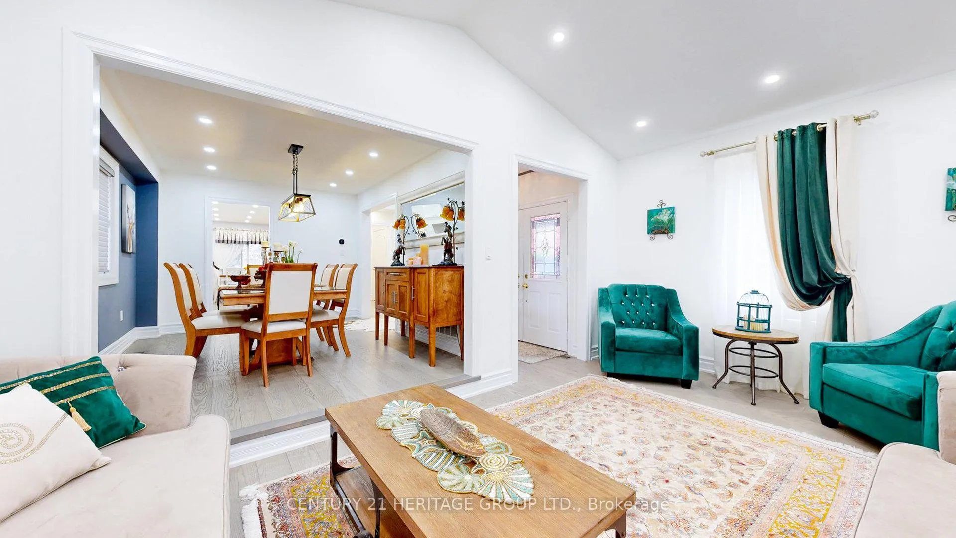 Photo 3 of 160 Carlyle Crescent, Aurora, Aurora Highlands — HOMEH