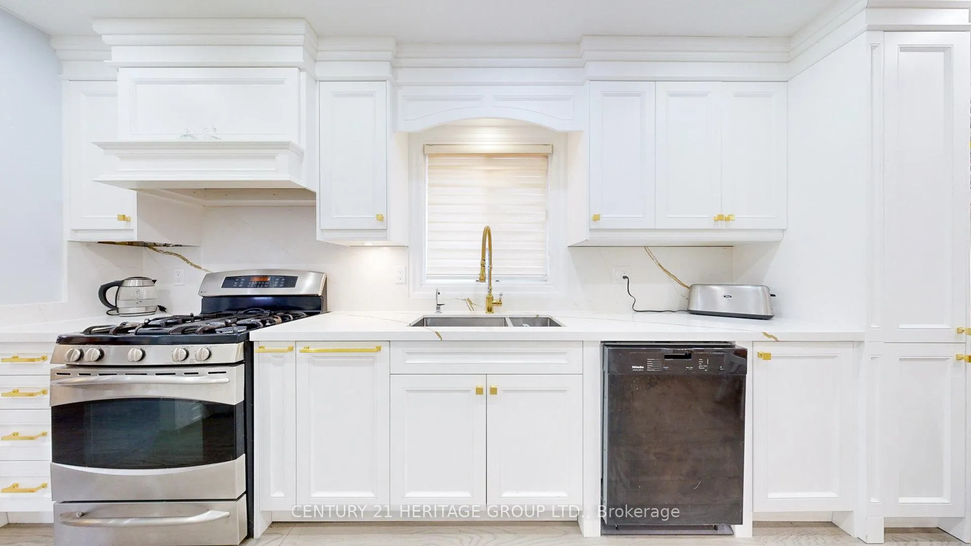 Photo 12 of 160 Carlyle Crescent, Aurora, Aurora Highlands — HOMEH