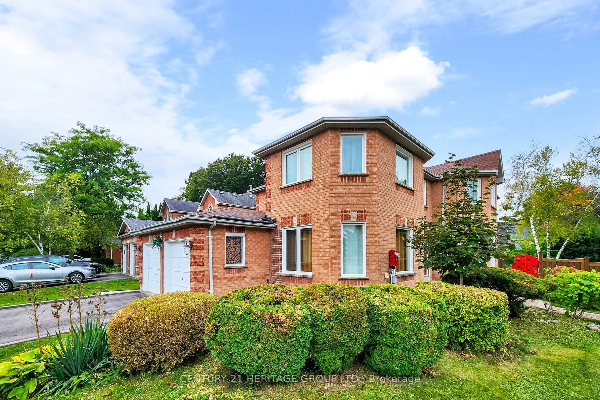 Photo 3 of 98 Charing Crescent, Aurora, Aurora Highlands — HOMEH