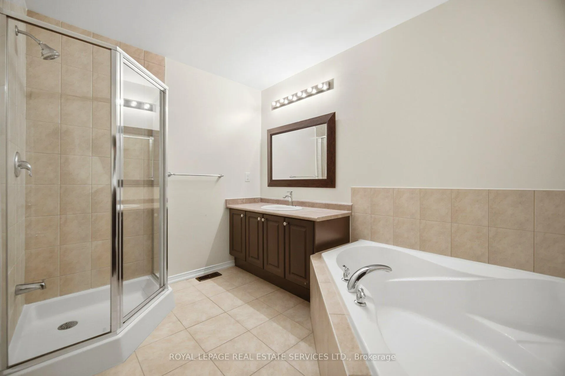Photo 33 of Unit 4, 745 Farmstead Drive, Milton, Willmott — HOMEH
