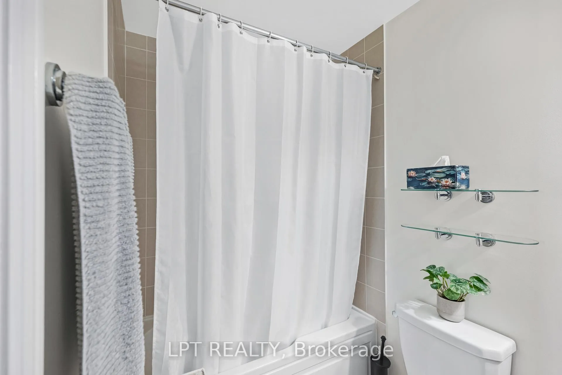 Photo 41 of 19 Earnshaw Drive, Markham, Victoria Square — HOMEH