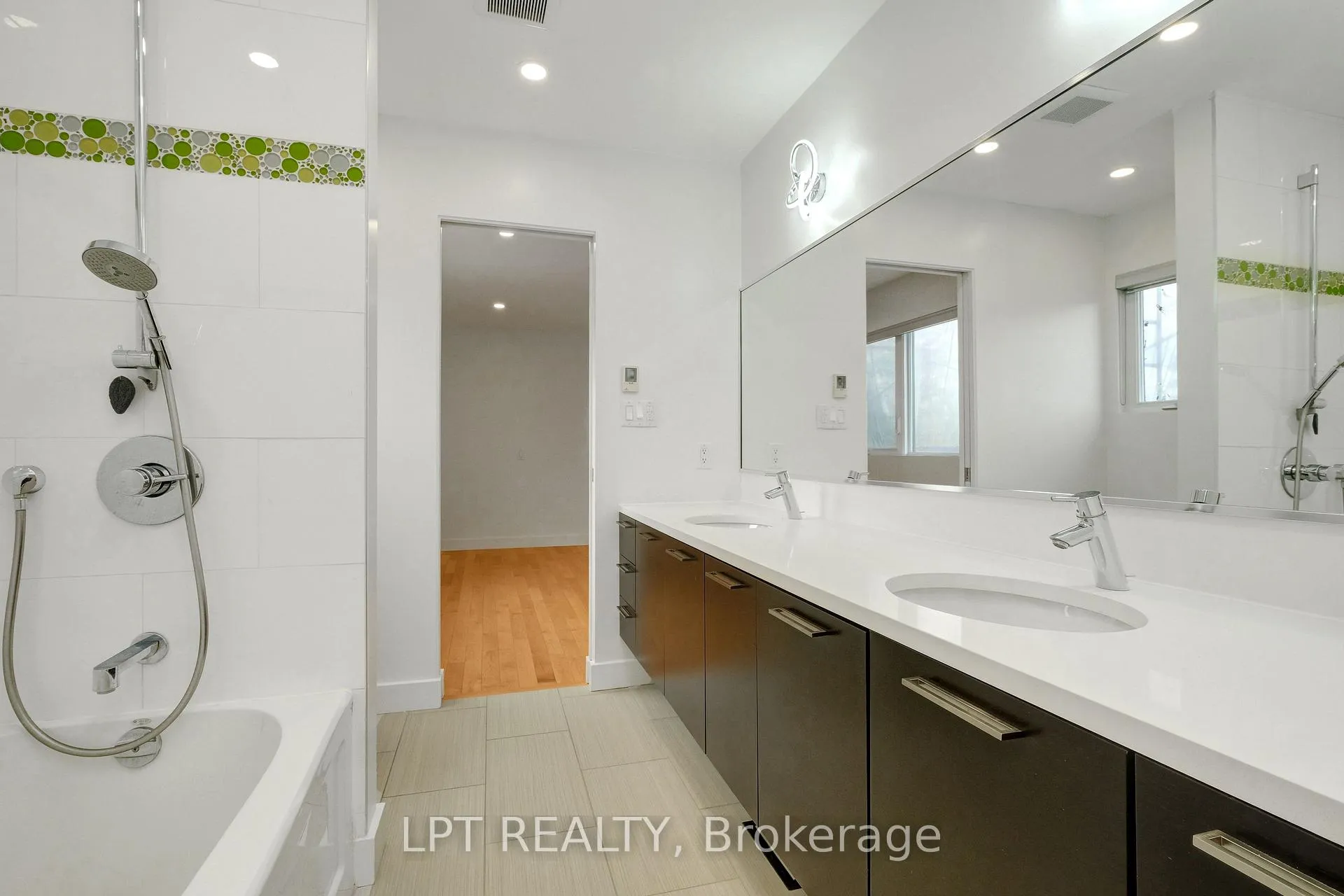 Photo 37 of 298 Crestview Road, Ottawa, Alta Vista/Faircrest Heights — HOMEH