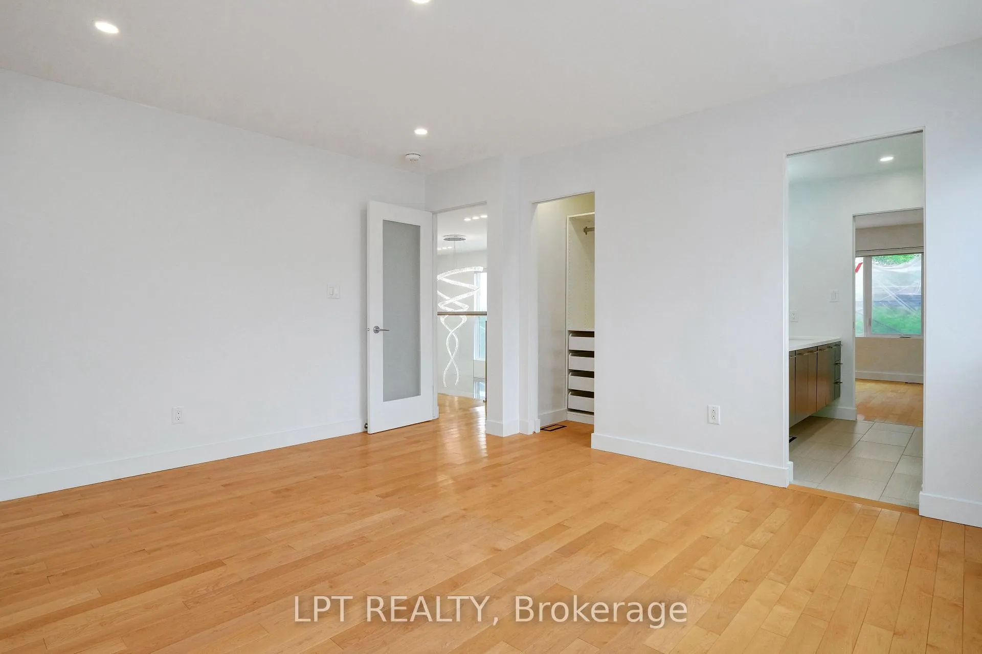 Photo 38 of 298 Crestview Road, Ottawa, Alta Vista/Faircrest Heights — HOMEH
