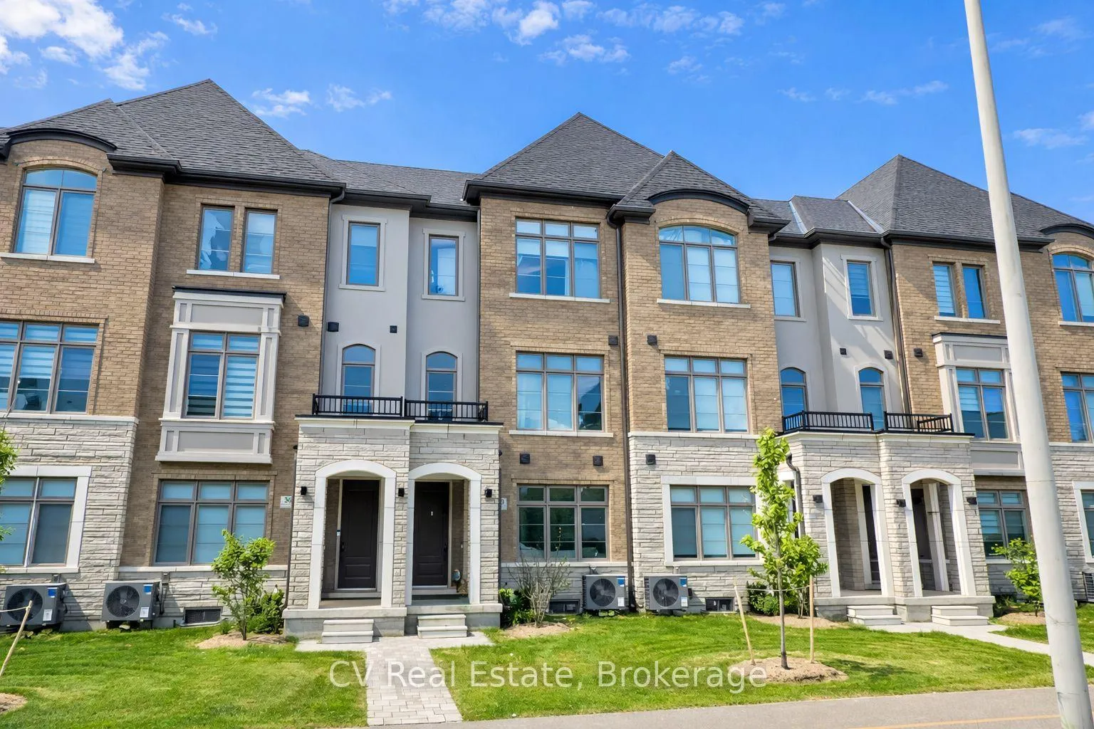 Photo 2 of 40 De La Roche Drive, Vaughan, Vellore Village — HOMEH