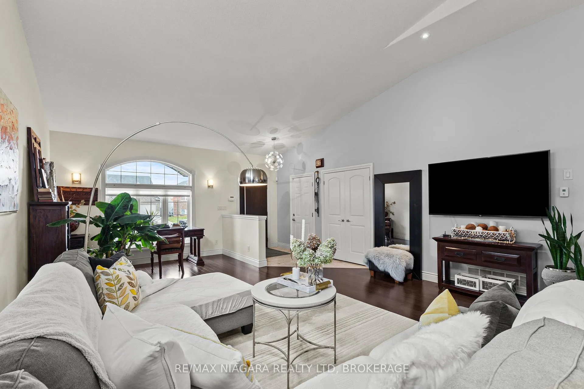 Photo 11 of 9147 Hendershot Boulevard, Niagara Falls, Forestview — HOMEH
