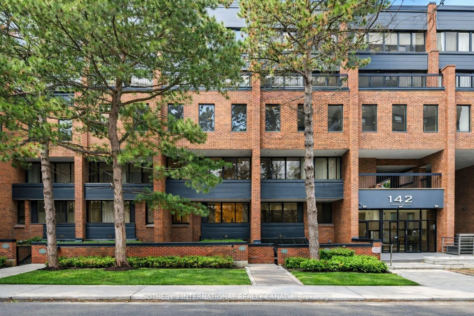 Front of Unit A4, 142 Pears Avenue
