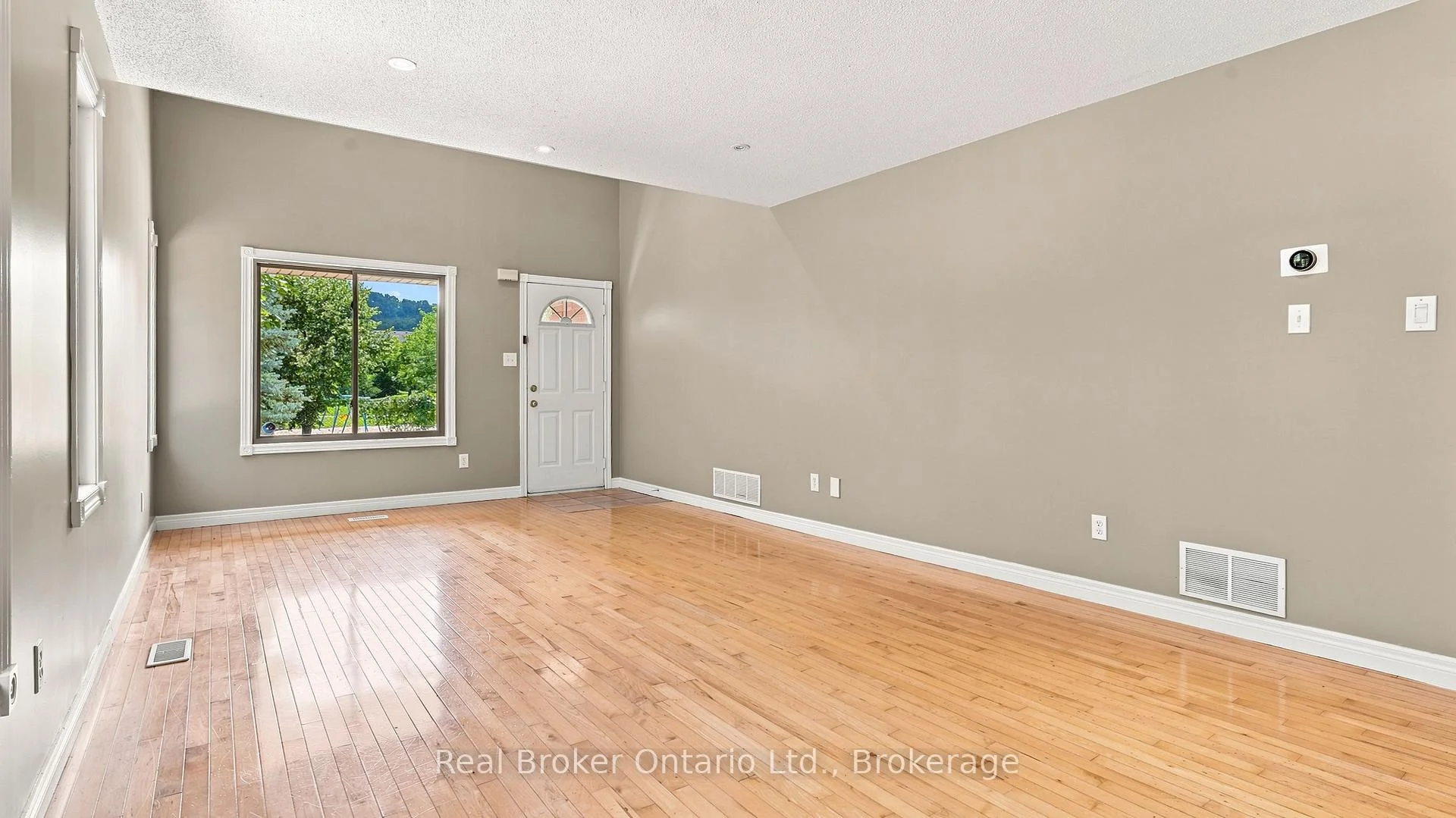 Photo 38 of 189 Livingston Avenue, Grimsby, Grimsby West — HOMEH