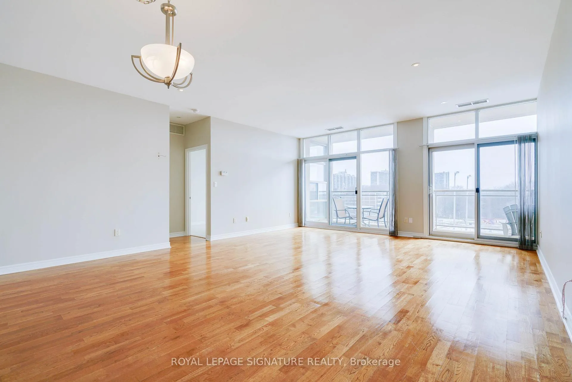 Photo 3 of Unit 415, 1 Leaside Park Drive, Toronto, Leaside — HOMEH