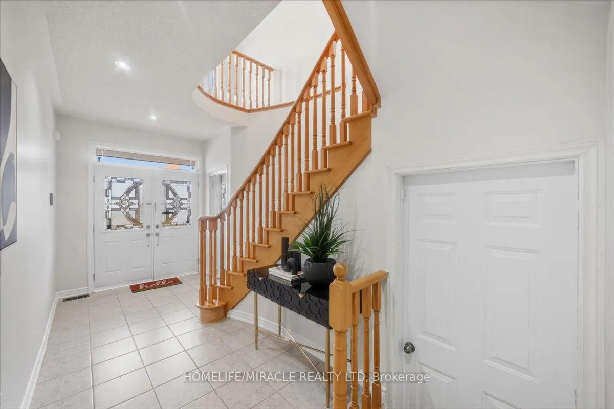 Photo 4 of 381 Queen Mary Drive, Brampton, Fletcher's Meadow — HOMEH