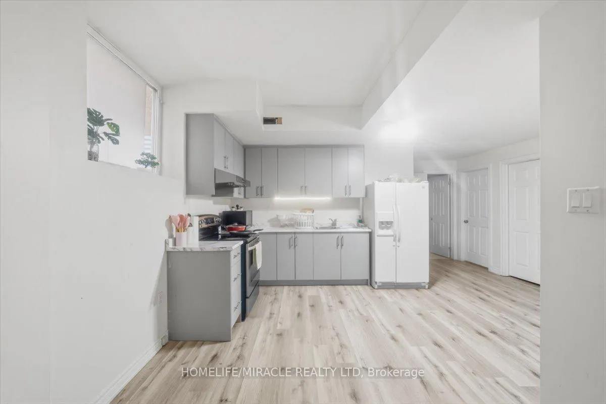 Photo 23 of 381 Queen Mary Drive, Brampton, Fletcher's Meadow — HOMEH