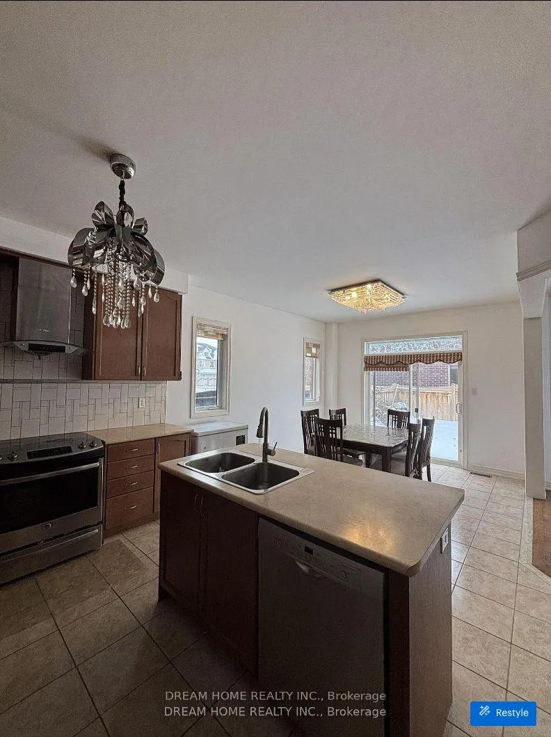 Photo 4 of 276 The Bridle Walk, Markham, Berczy — HOMEH