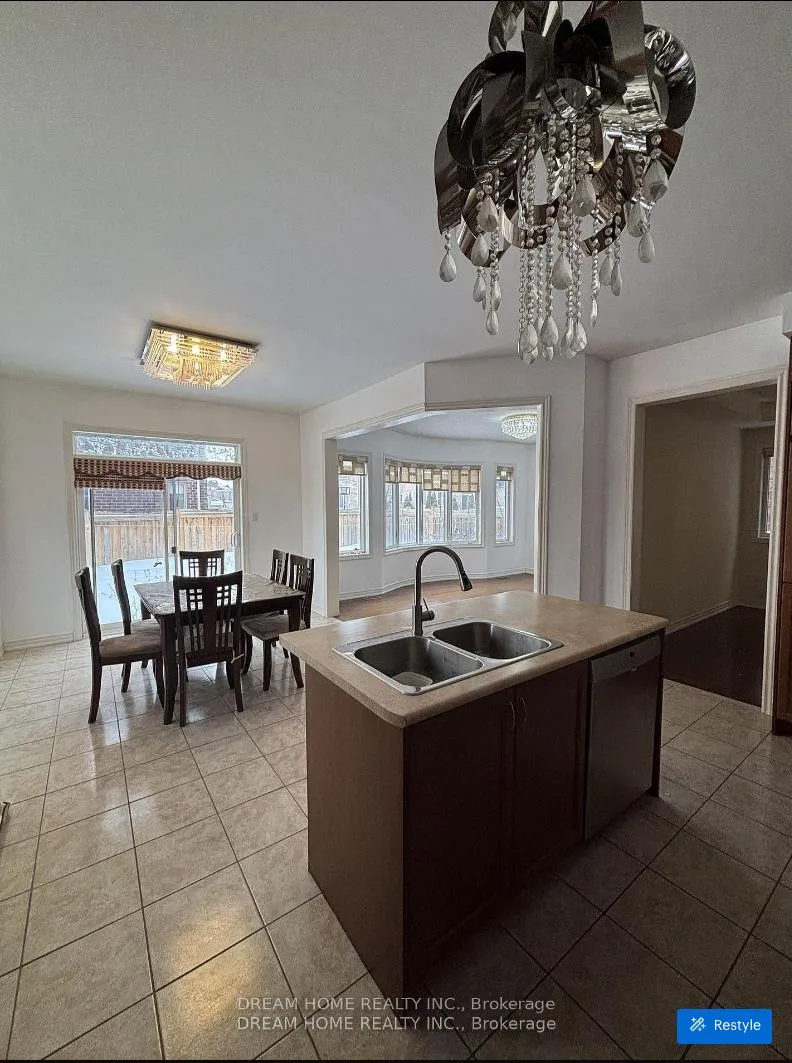 Photo 5 of 276 The Bridle Walk, Markham, Berczy — HOMEH