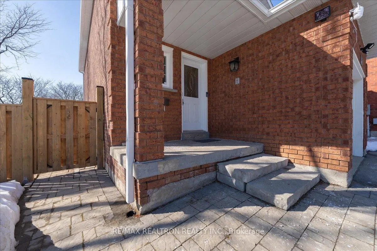Photo 3 of 102 Wade Gate, Vaughan, Brownridge — HOMEH