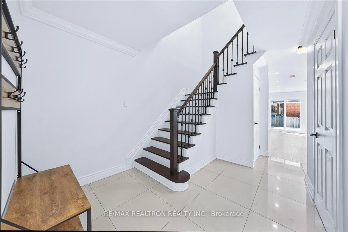 Photo 5 of 102 Wade Gate, Vaughan, Brownridge — HOMEH
