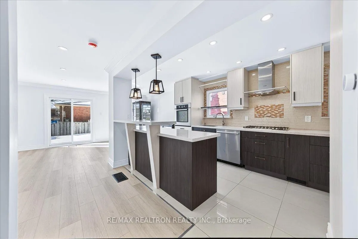 Photo 9 of 102 Wade Gate, Vaughan, Brownridge — HOMEH