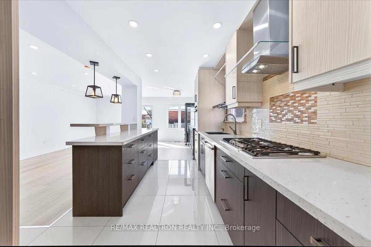 Photo 13 of 102 Wade Gate, Vaughan, Brownridge — HOMEH