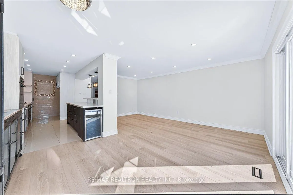 Photo 16 of 102 Wade Gate, Vaughan, Brownridge — HOMEH