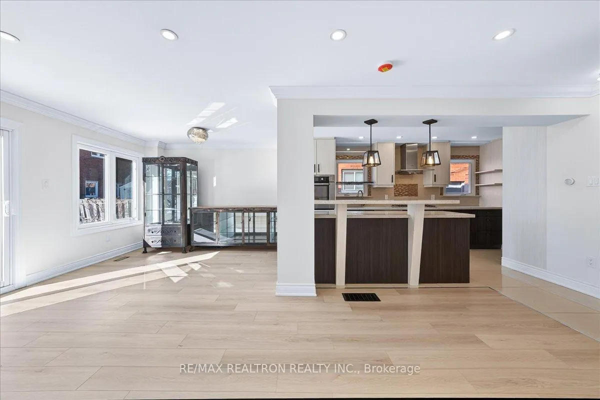 Photo 17 of 102 Wade Gate, Vaughan, Brownridge — HOMEH