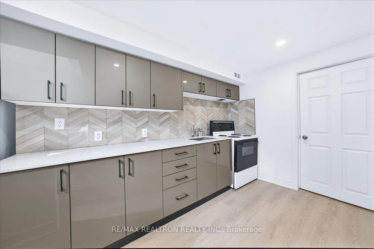 Photo 37 of 102 Wade Gate, Vaughan, Brownridge — HOMEH