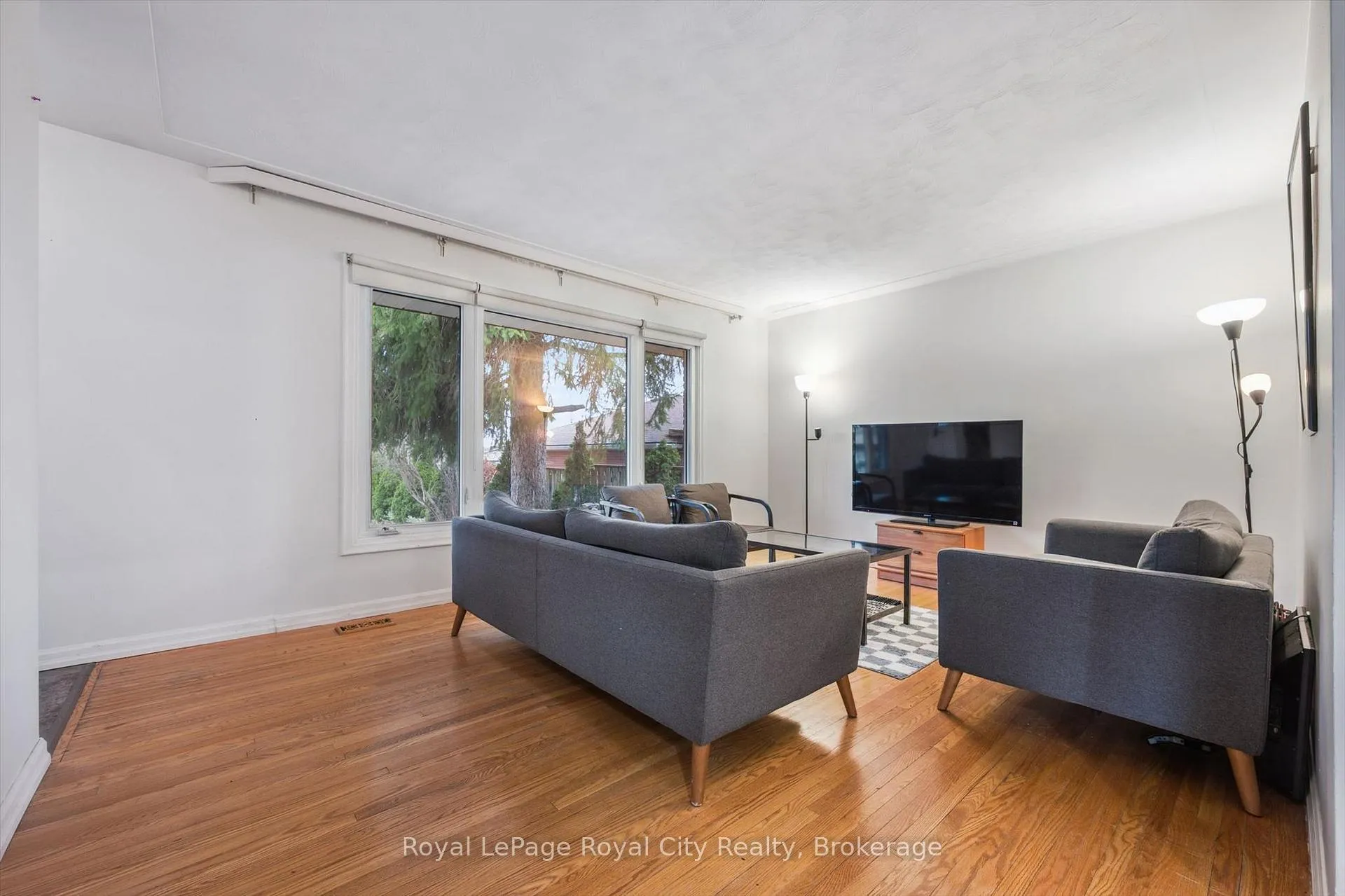 Photo 4 of 12 Delmar Boulevard, Guelph, St. George's — HOMEH