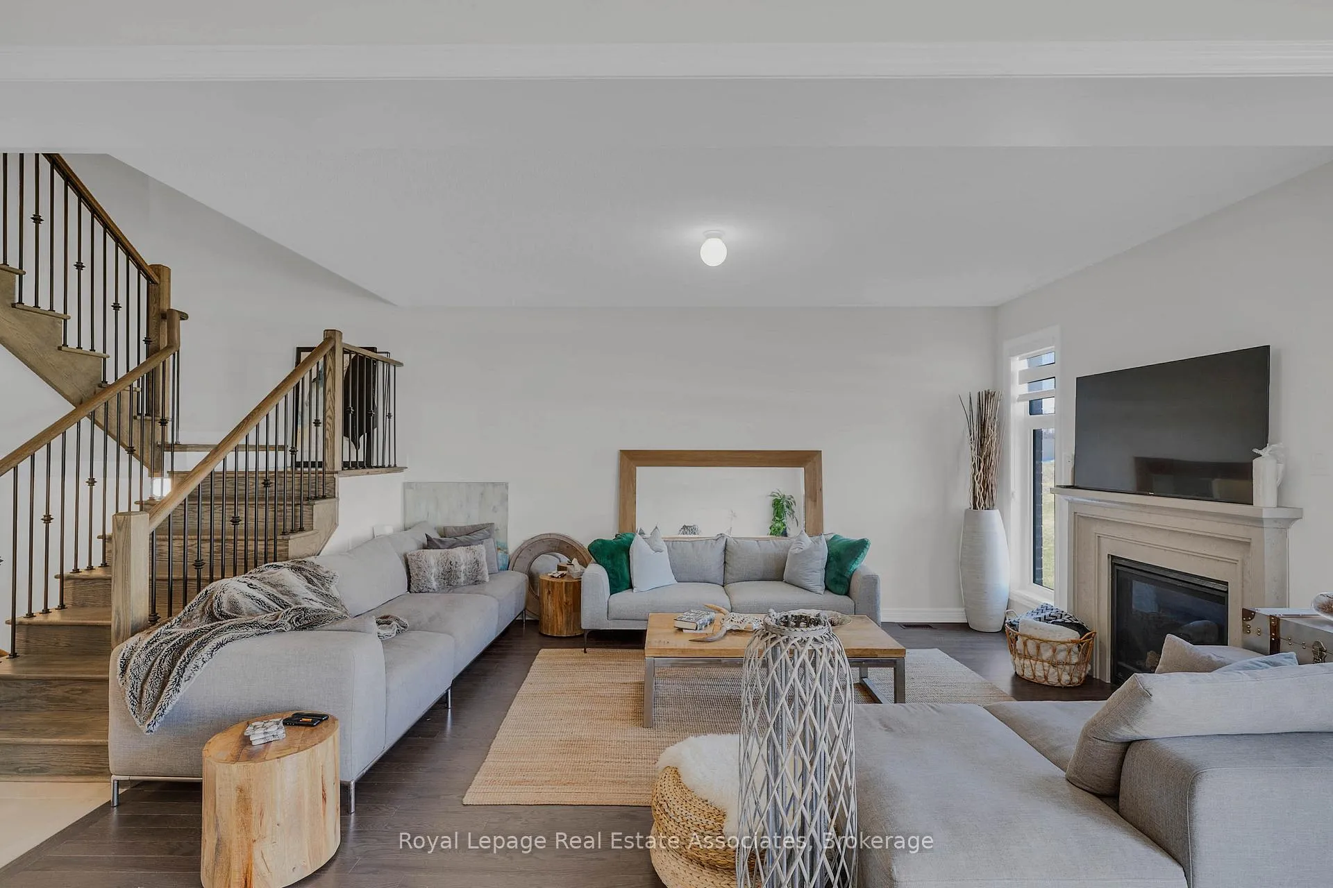 Photo 11 of 1386 Davis Loop, Innisfil, Lefroy — HOMEH