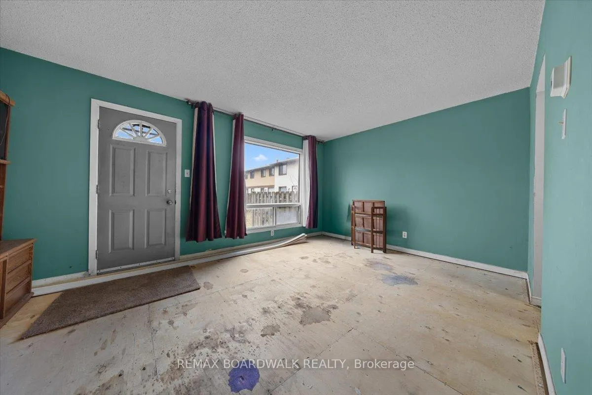 Photo 13 of 1456 Murdock Gate, Ottawa, Cyrville — HOMEH