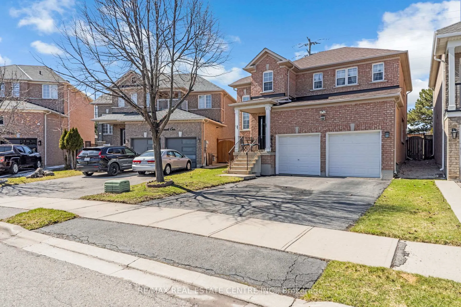 Photo 2 of 22 Mistycreek Crescent, Brampton, Fletcher's Meadow — HOMEH