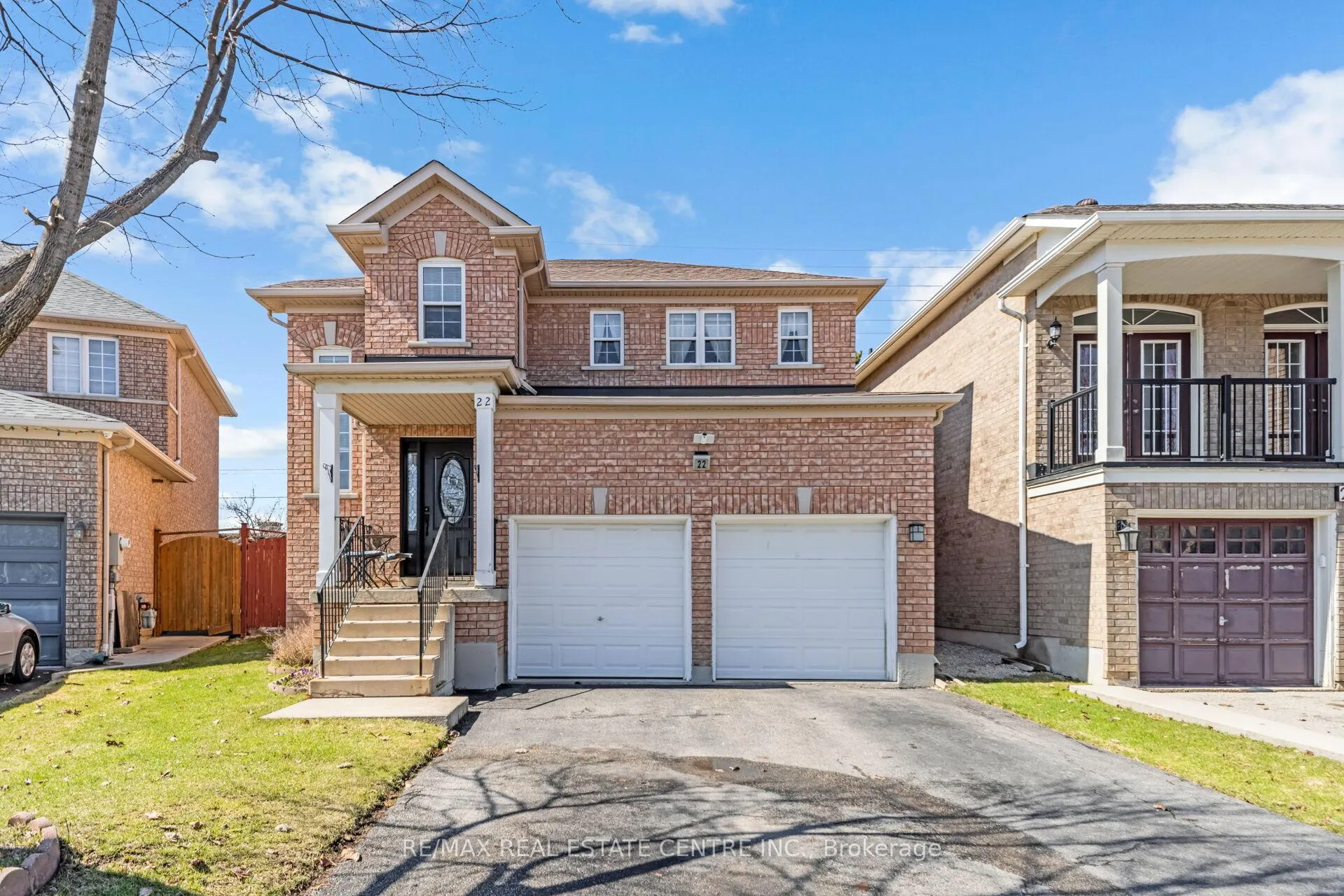 Photo 3 of 22 Mistycreek Crescent, Brampton, Fletcher's Meadow — HOMEH