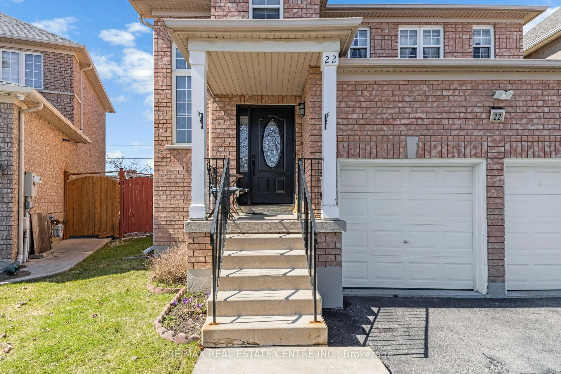 Photo 4 of 22 Mistycreek Crescent, Brampton, Fletcher's Meadow — HOMEH