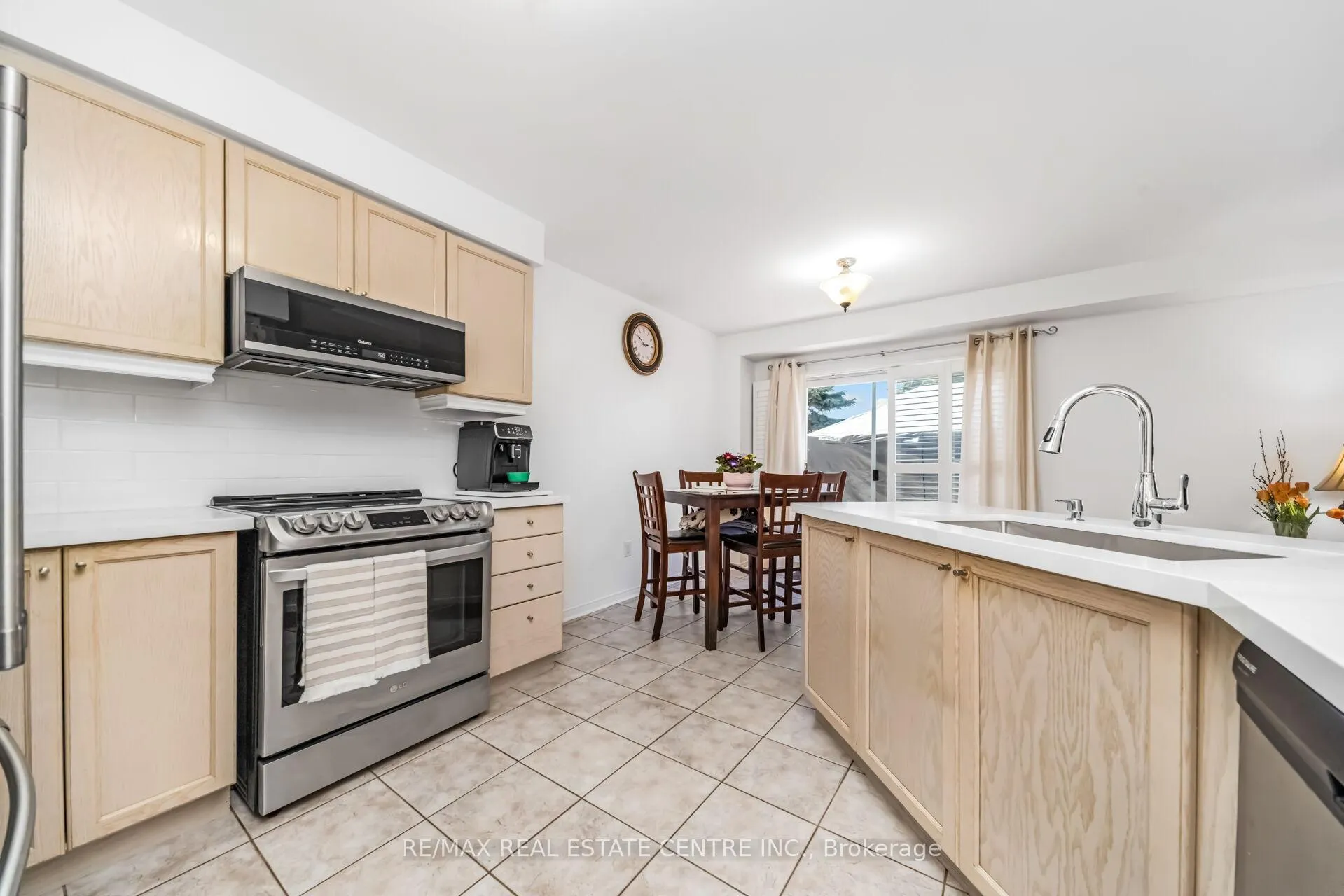 Photo 7 of 22 Mistycreek Crescent, Brampton, Fletcher's Meadow — HOMEH
