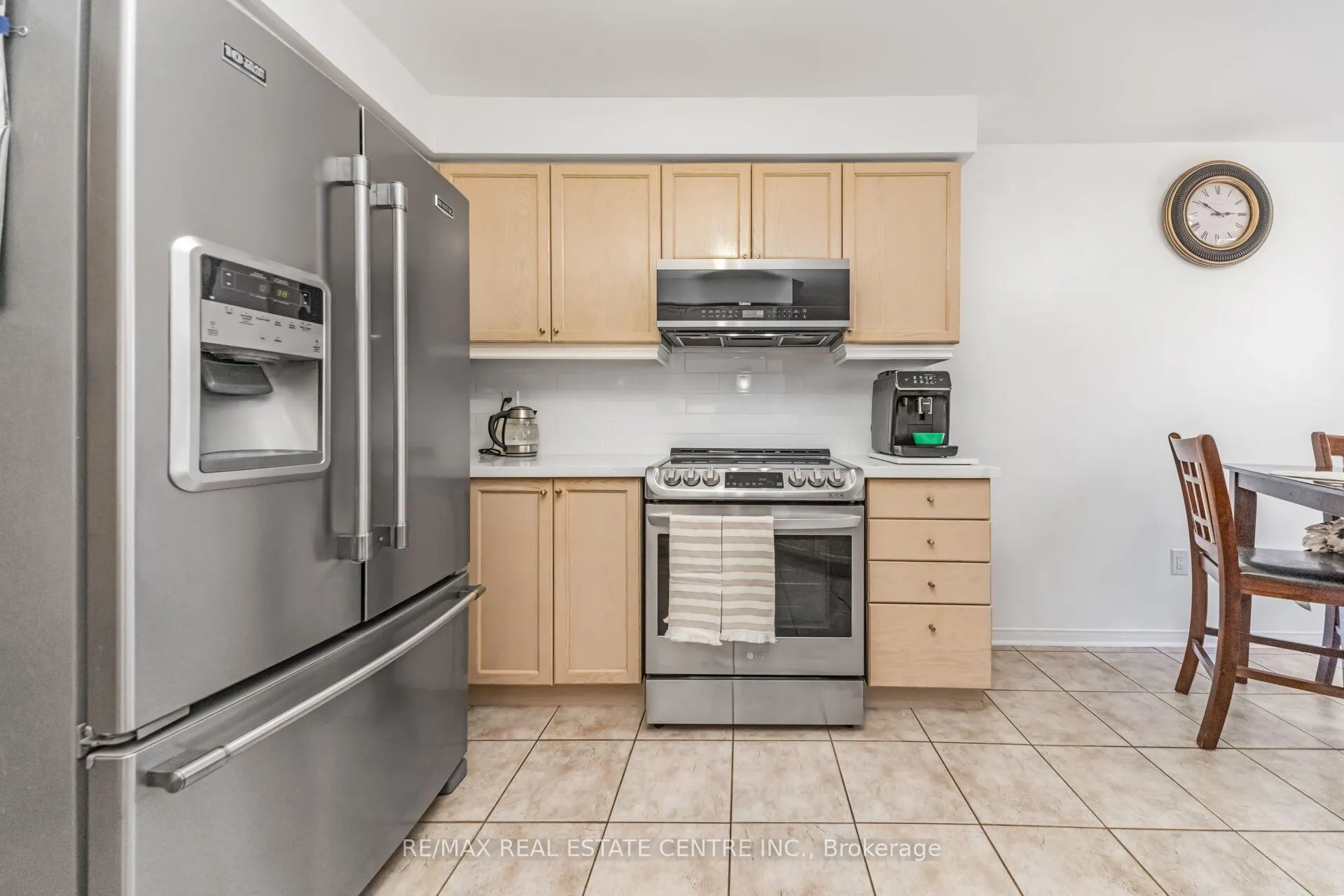 Photo 8 of 22 Mistycreek Crescent, Brampton, Fletcher's Meadow — HOMEH