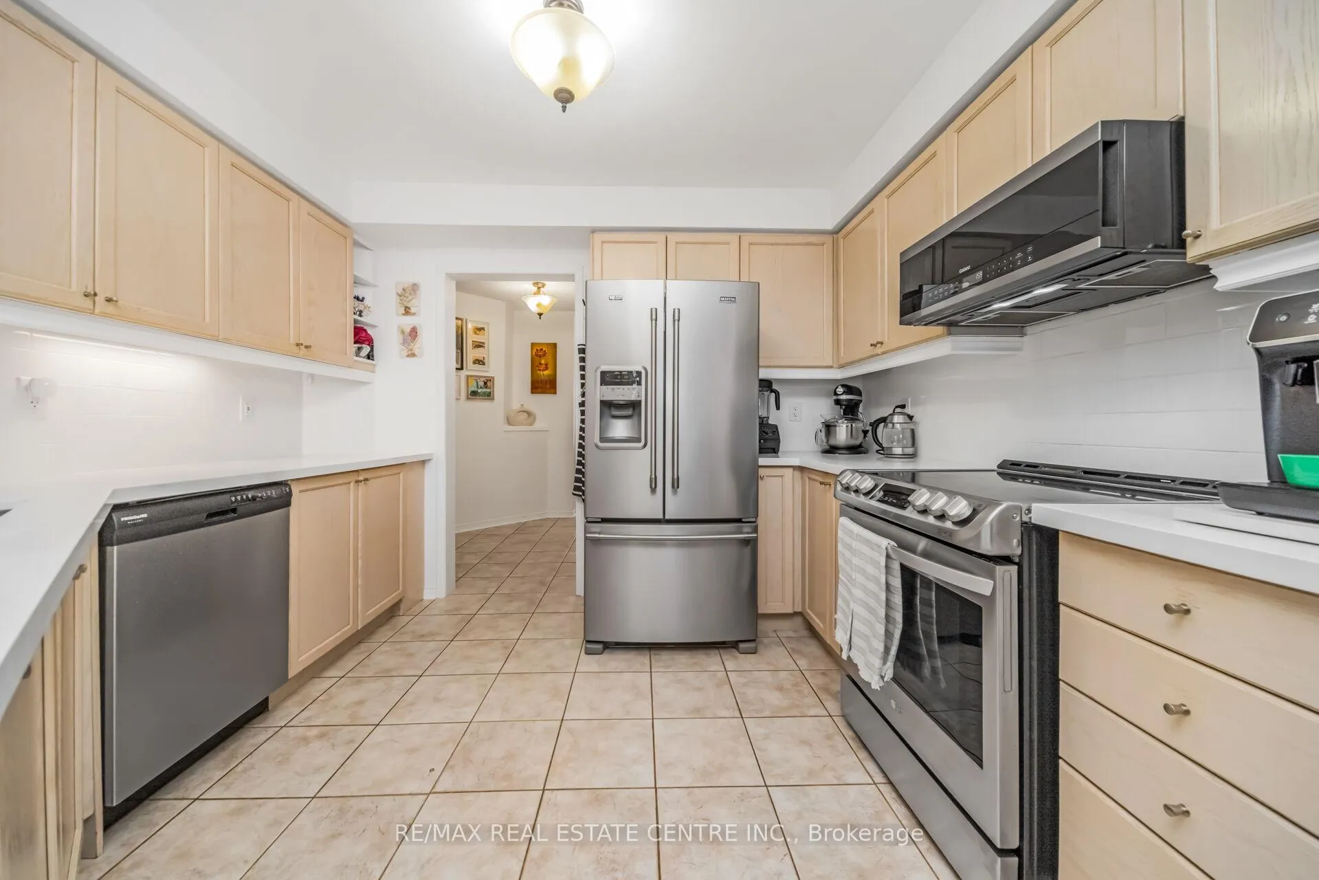 Photo 9 of 22 Mistycreek Crescent, Brampton, Fletcher's Meadow — HOMEH
