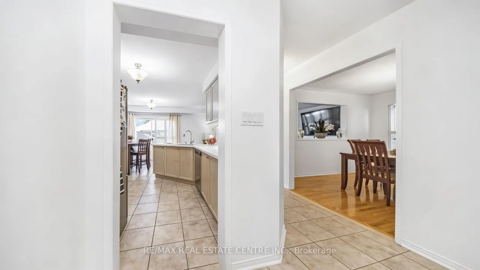 Photo 13 of 22 Mistycreek Crescent, Brampton, Fletcher's Meadow — HOMEH