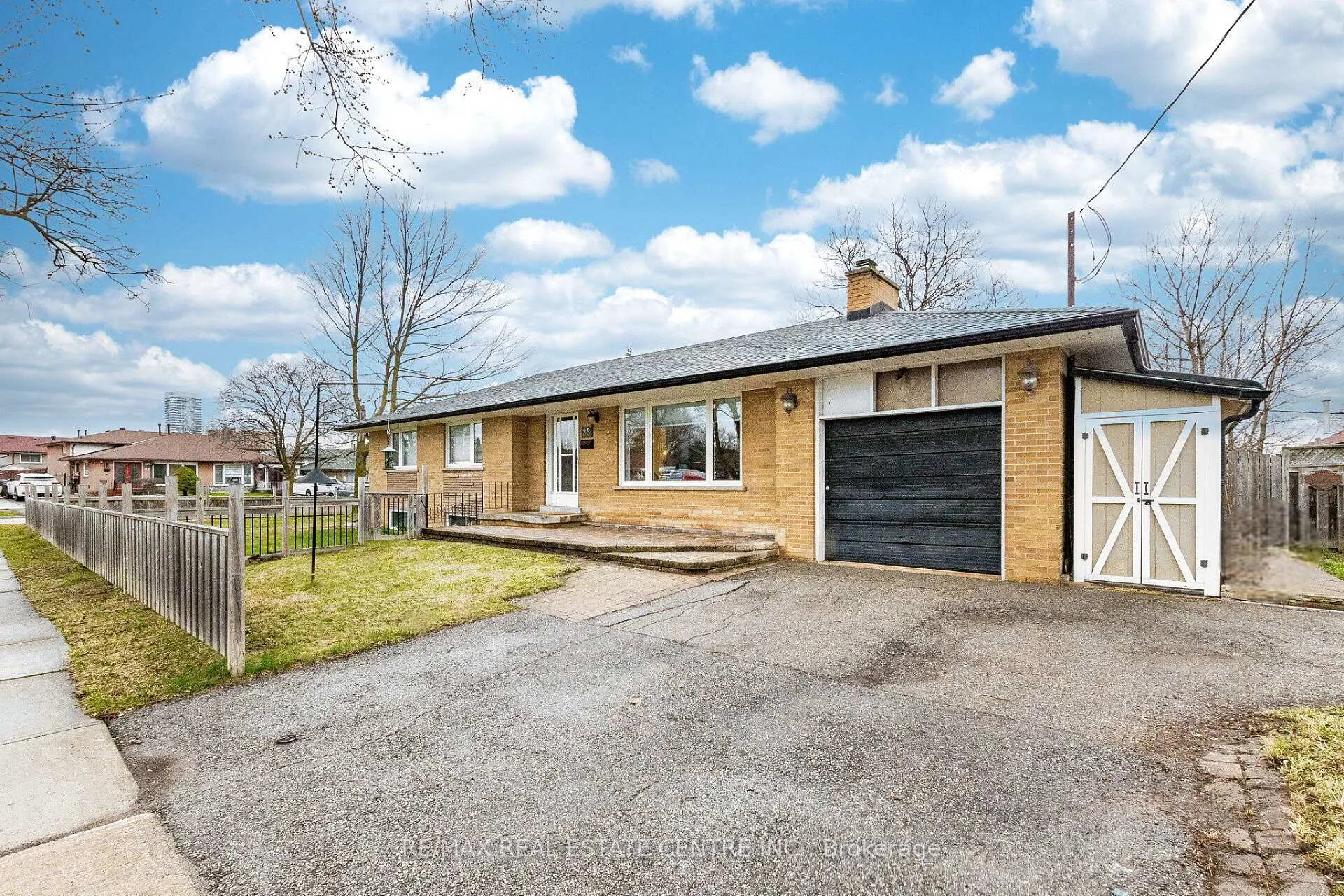 Photo 3 of 25 Lesbury Avenue, Brampton, Brampton East — HOMEH