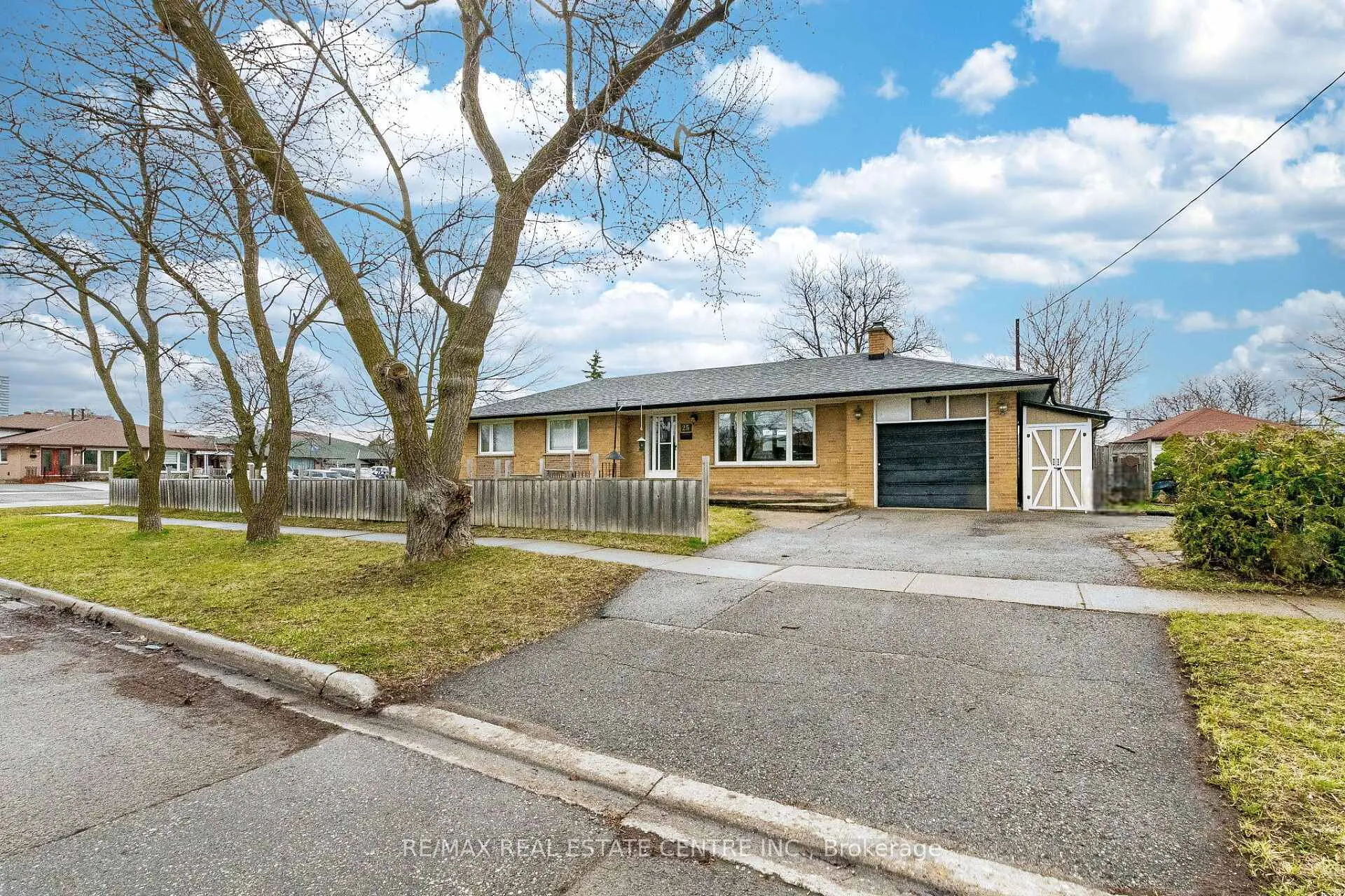 Photo 5 of 25 Lesbury Avenue, Brampton, Brampton East — HOMEH