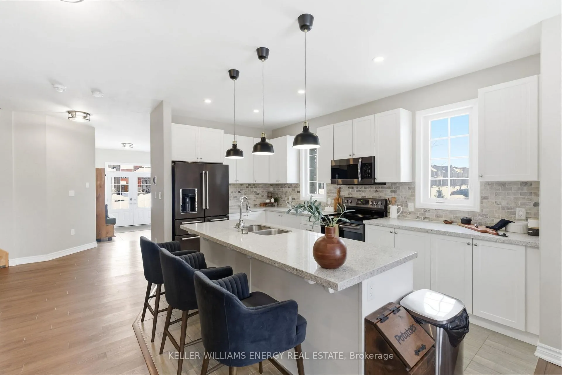 Photo 2 of 219 Crombie Street, Clarington, Bowmanville — HOMEH